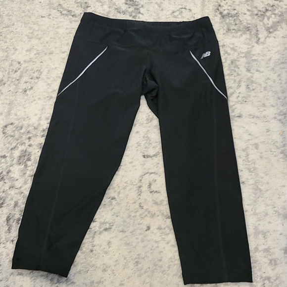 New Balance crops with reflective piping - Picture 2 of 8